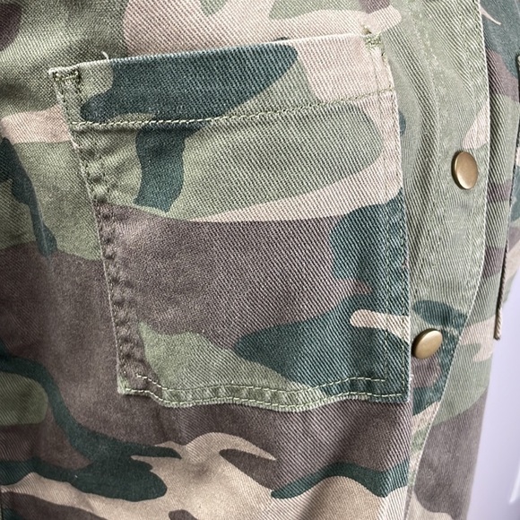 NWT Forever 21 Camo Jacket SZ S Lightweight Full Metal Button Down - Picture 4 of 11